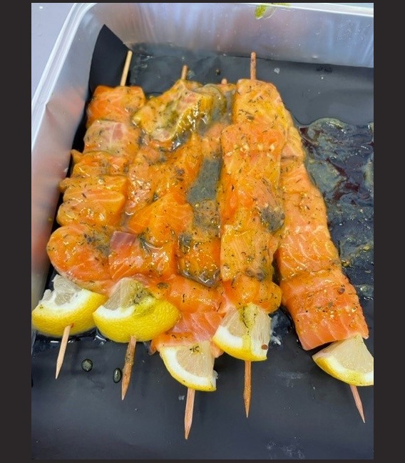 Brochette de saumon mariné